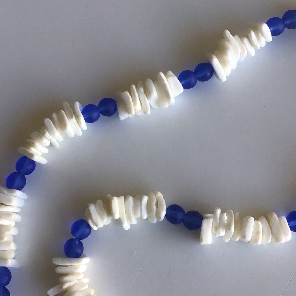 Y2K VSCO Girl puka shell necklace faux stone white and blue beads - Picture 12 of 16